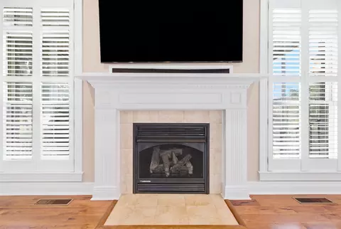 Living - 913 Cabernet Dr, Berea, KY 40403 photo 6 of 7