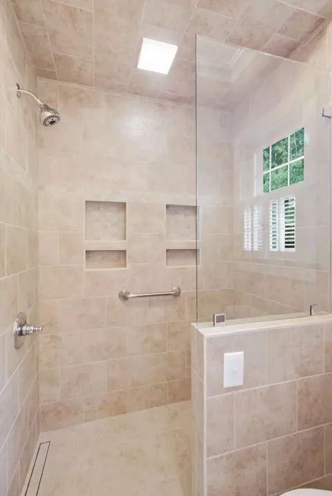 Bath - 913 Cabernet Dr, Berea, KY 40403 photo 2 of 7
