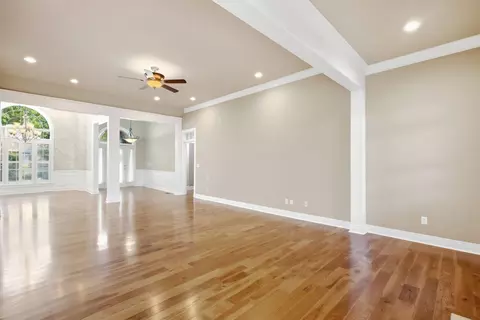 Living - 913 Cabernet Dr, Berea, KY 40403 photo 4 of 7