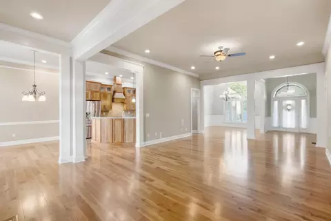 Living - 913 Cabernet Dr, Berea, KY 40403 photo 5 of 7