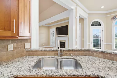 Kitchen - 913 Cabernet Dr, Berea, KY 40403 photo 4 of 6
