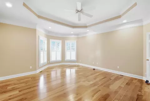 Living - 913 Cabernet Dr, Berea, KY 40403 photo 7 of 7