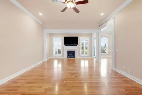 Living - 913 Cabernet Dr, Berea, KY 40403 photo 1 of 7