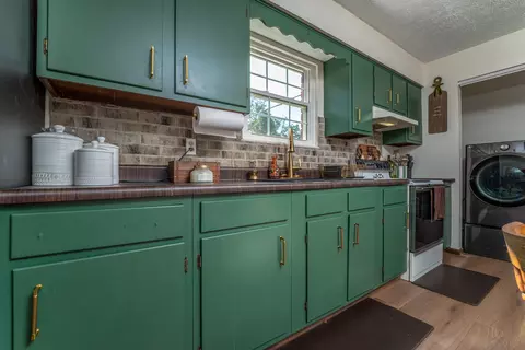 Kitchen - 490 Cribbs Hl, Grayson, KY 41143 photo 2 of 3