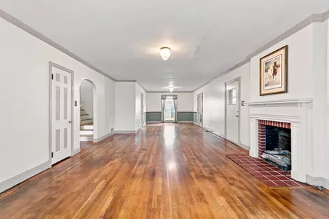 Living - 121 E 9th, Paris, KY 40361 photo 3 of 4