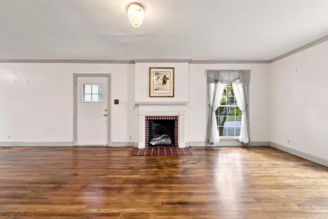 Living - 121 E 9th, Paris, KY 40361 photo 4 of 4