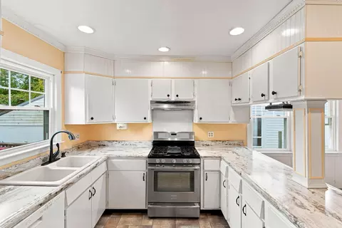 Kitchen - 121 E 9th, Paris, KY 40361 photo 2 of 3