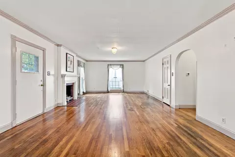 Living - 121 E 9th, Paris, KY 40361 photo 2 of 4