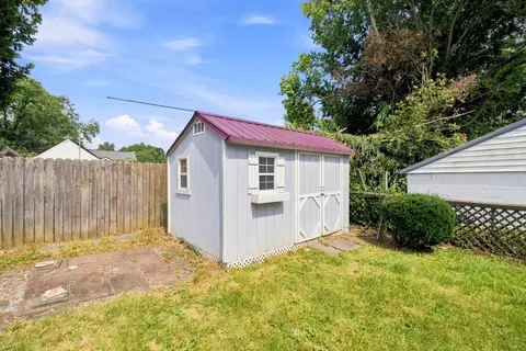 Exterior - 121 E 9th, Paris, KY 40361 photo 11 of 14