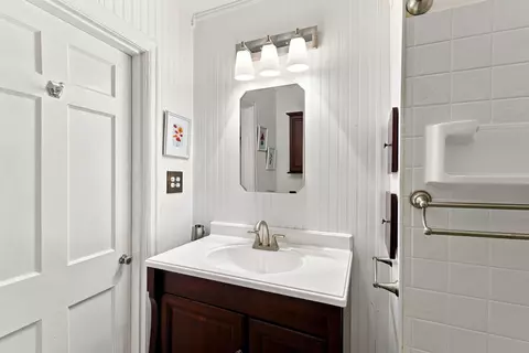 Bath - 121 E 9th, Paris, KY 40361 photo 2 of 5