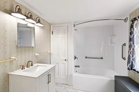 Bath - 121 E 9th, Paris, KY 40361 photo 3 of 5