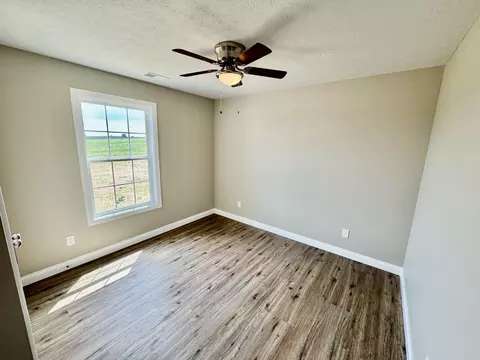 Bedroom - 1592 Old Perryville Loop, Springfield, KY 40069 photo 3 of 6