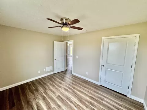 Bedroom - 1556 Old Perryville Loop, Springfield, KY 40069 photo 3 of 5