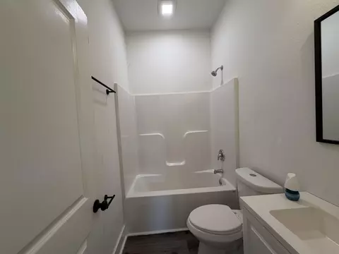 Bath - 1801 1801 12 Exeter Ave, Middlesboro, KY 40965 photo 1 of 3