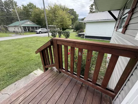 Exterior - 1801 1801 12 Exeter Ave, Middlesboro, KY 40965 photo 6 of 9