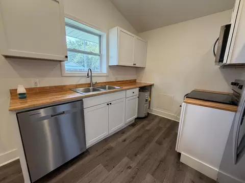 Kitchen - 1801 1801 12 Exeter Ave, Middlesboro, KY 40965 photo 2 of 6