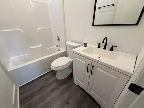 Bath - 1801 1801 12 Exeter Ave, Middlesboro, KY 40965 photo 2 of 3