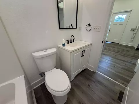 Bath - 1801 1801 12 Exeter Ave, Middlesboro, KY 40965 photo 3 of 3