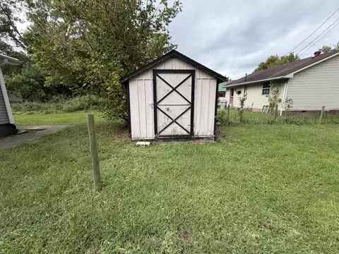Exterior - 1801 1801 12 Exeter Ave, Middlesboro, KY 40965 photo 7 of 9