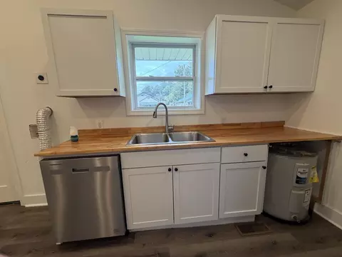 Kitchen - 1801 1801 12 Exeter Ave, Middlesboro, KY 40965 photo 3 of 6