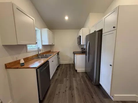 Kitchen - 1801 1801 12 Exeter Ave, Middlesboro, KY 40965 photo 1 of 6