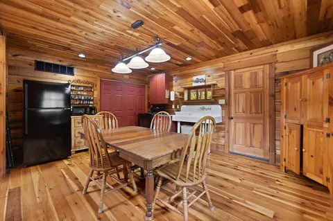 Dining - 249 Diamond Ln, Wallingford, KY 41093 photo 2 of 4