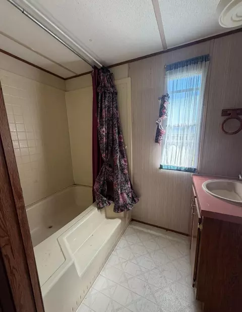 Bath - 110 Indian Camp Trl, Corbin, KY 40701 photo 1 of 2