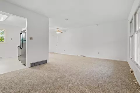Living - 112 Salter Rd, Berea, KY 40403 photo 2 of 4