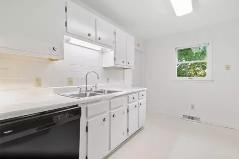 Kitchen - 112 Salter Rd, Berea, KY 40403 photo 3 of 3