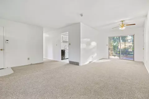 Living - 112 Salter Rd, Berea, KY 40403 photo 3 of 4