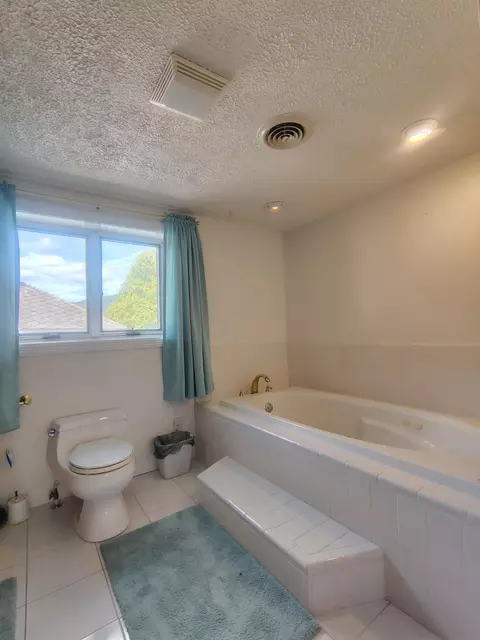 Bath - 385 E Main St, Lynch, KY 40855 photo 2 of 5