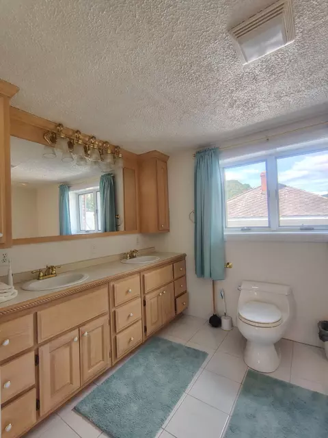 Bath - 385 E Main St, Lynch, KY 40855 photo 3 of 5