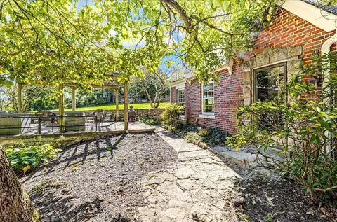 8 Rockland Ct, Frankfort, KY 40601