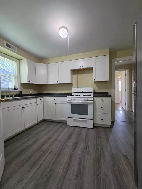 Kitchen - 433 Main Ave, Georgetown, KY 40324 photo 1 of 2
