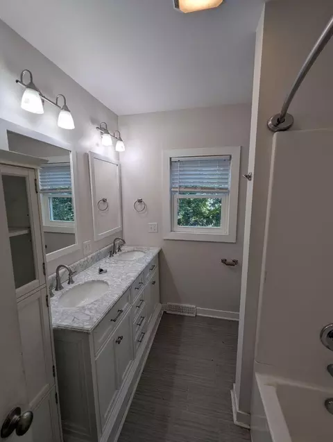 Bath - 407 W 15th St, Corbin, KY 40701 photo 3 of 5