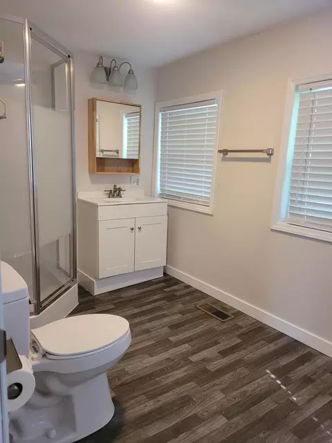 Bath - 407 W 15th St, Corbin, KY 40701 photo 4 of 5