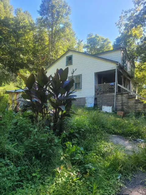 573 Hurricane Creek Rd, Hyden, KY 41749