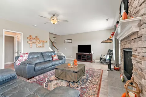 Living - 104 Julia Cir, Georgetown, KY 40324 photo 3 of 4