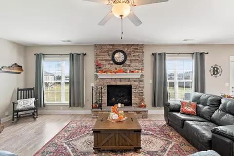 Living - 104 Julia Cir, Georgetown, KY 40324 photo 2 of 4