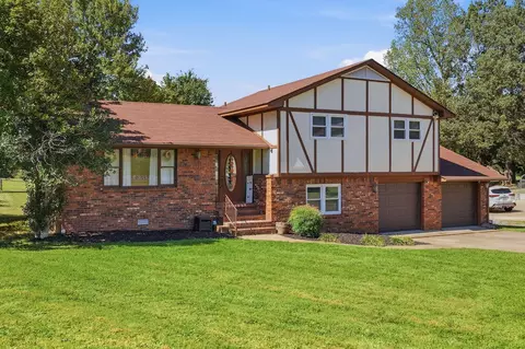 141 Skylark Dr, Paducah, KY 42001