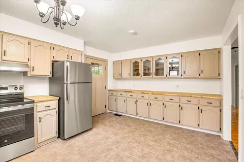 Kitchen - 1018 Cardinal Dr, Corbin, KY 40701 photo 2 of 3