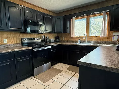 Kitchen - 992 Stonegate Dr, Burnside, KY 42519 photo 2 of 6
