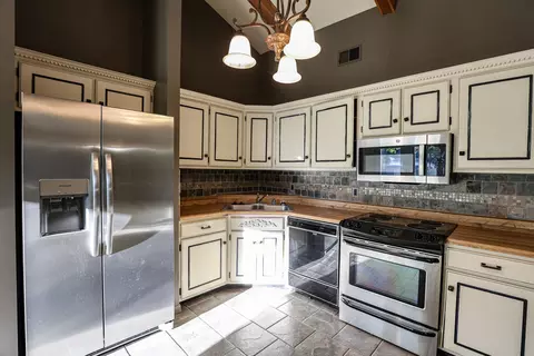 Kitchen - 128 Verde Dr, Paducah, KY 42003 photo 3 of 5