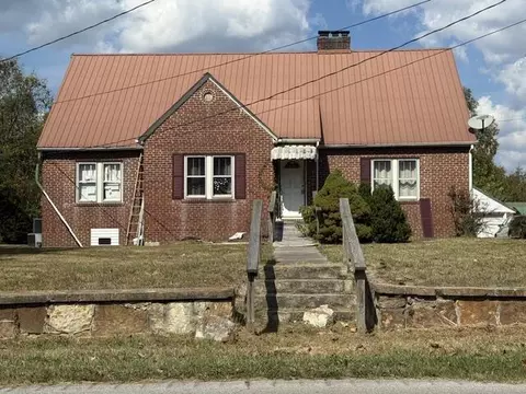 112 W Williamsburg St, Whitley City, KY 42653