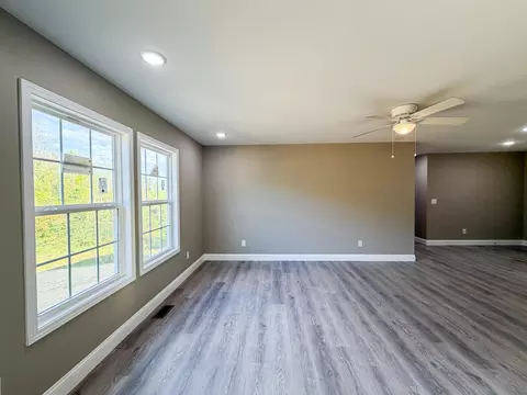 Living - 196 Devils Neck Rd, Corbin, KY 40701 photo 2 of 6