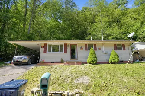 871 6th St, Paintsville, KY 41240