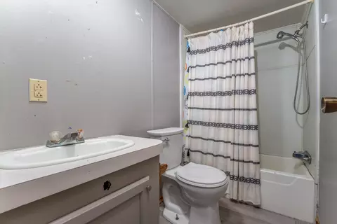 Bath - 275 Ridgeway Dr, Morehead, KY 40351 photo 2 of 2