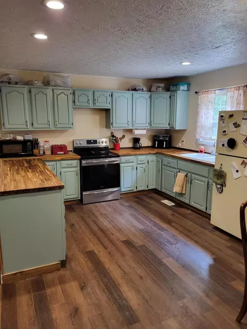 Kitchen - 213 Ky-1232 Hwy, Gray, KY 40734 photo 10 of 11
