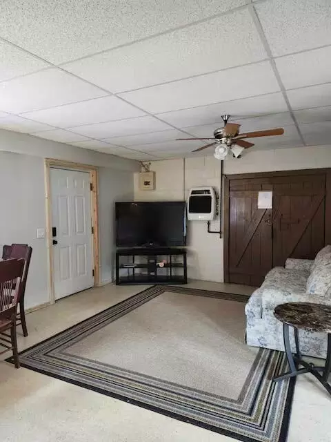 Living - 213 Ky-1232 Hwy, Gray, KY 40734 photo 5 of 8