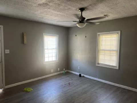 Living - 604 W 17th St, Corbin, KY 40701 photo 2 of 2